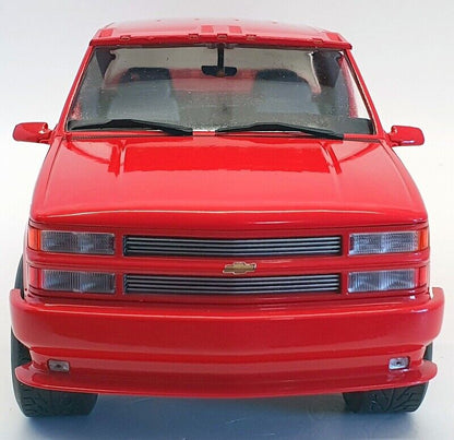 Greenlight Artisan 1997 Chevy Silverado Crew Cab 3500 Pickup Victory Red 1:18