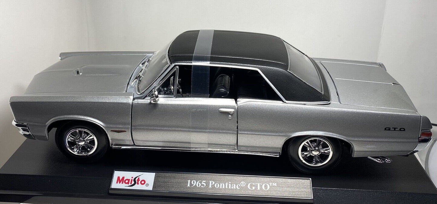 Maisto 1965 Pontiac GTO Silver w/ Black Top 1:18