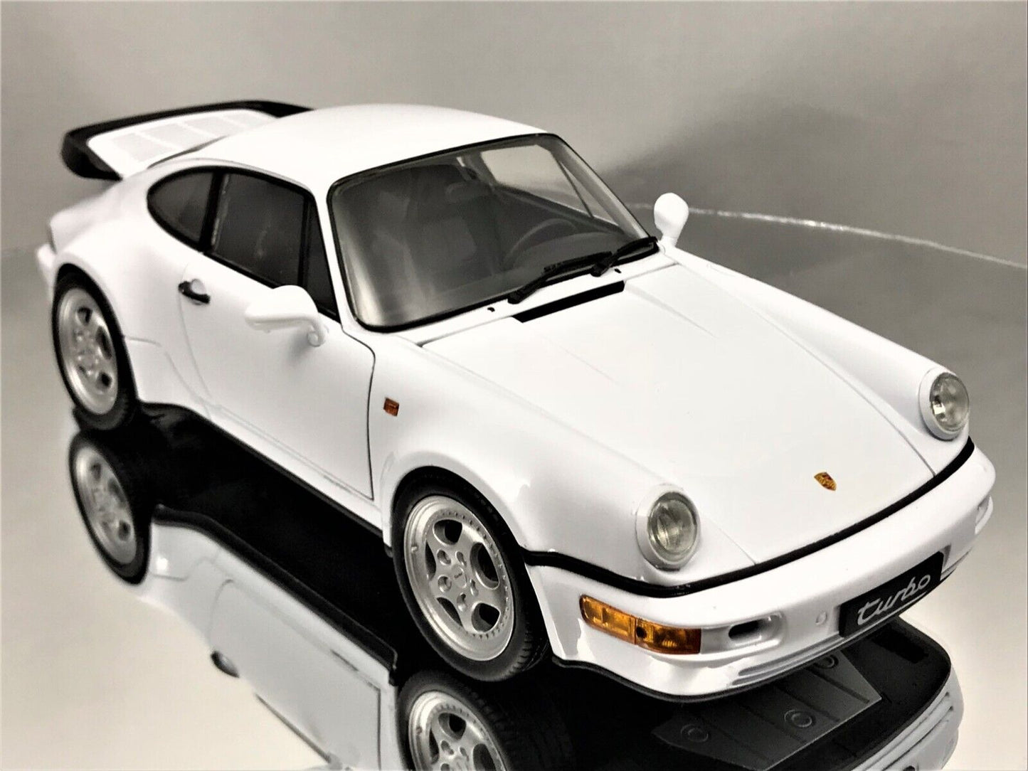 Welly 1990 Porsche 911 (964) Turbo 3.6 White 1:18