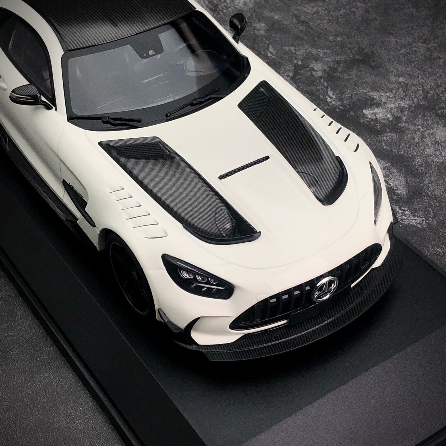 Minichamps 2020 Mercedes Benz AMG GT V8 Black Series White w/ Carbon Fiber 1:18 LIMITED, SEALED