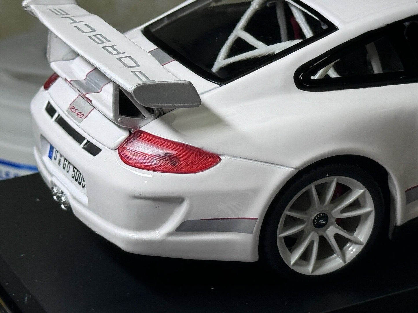 Maisto Porsche 911 997 GT3 RS 4.0 White w/ White Wheels 1:18