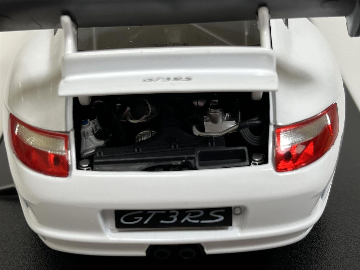 Welly 2007 Porsche 911 (997) GT3 RS White with Black Deco 1:18