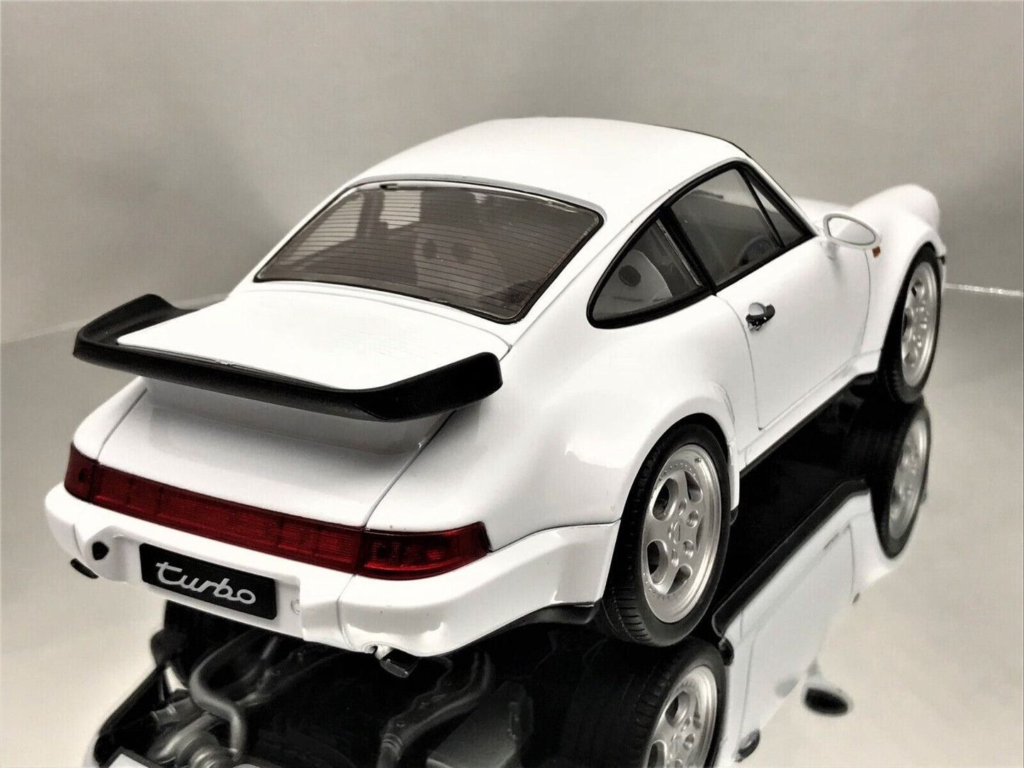 Welly 1990 Porsche 911 (964) Turbo 3.6 White 1:18