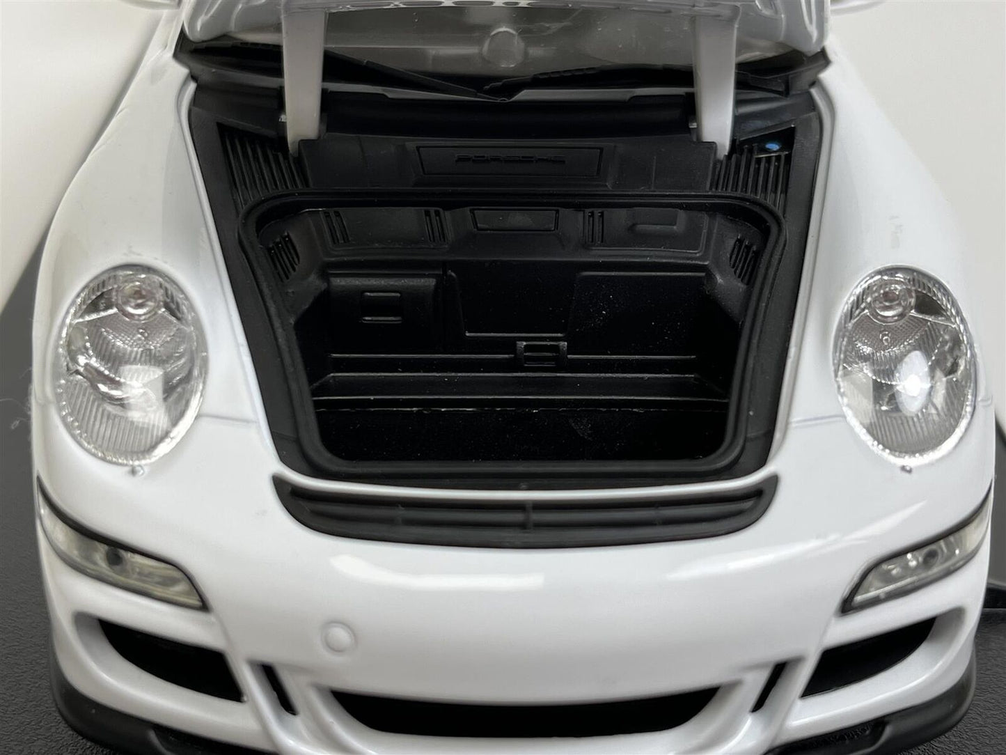 Welly 2007 Porsche 911 (997) GT3 RS White with Black Deco 1:18