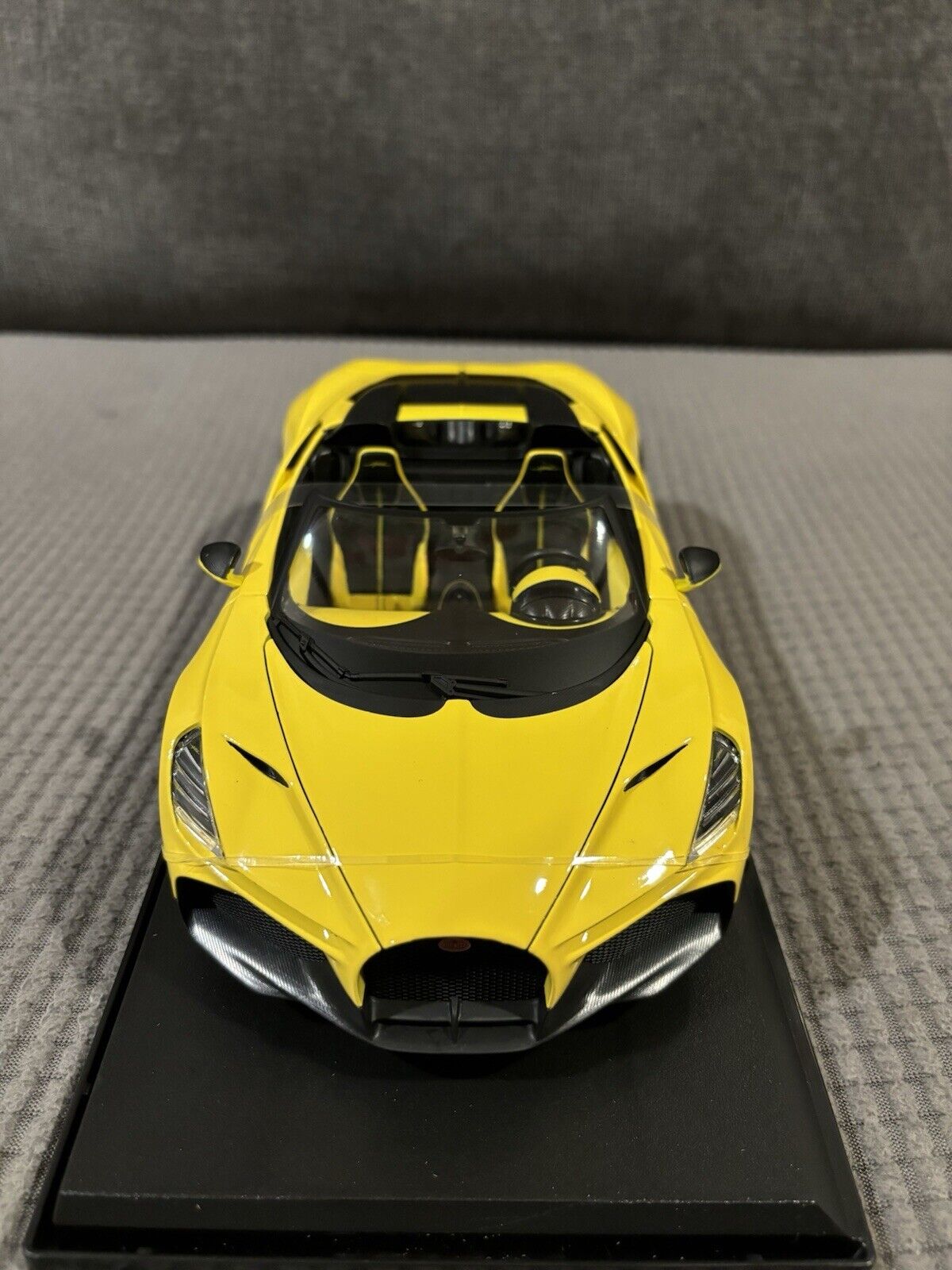 Maisto Bugatti Mistral Yellow w/ Black 1:18