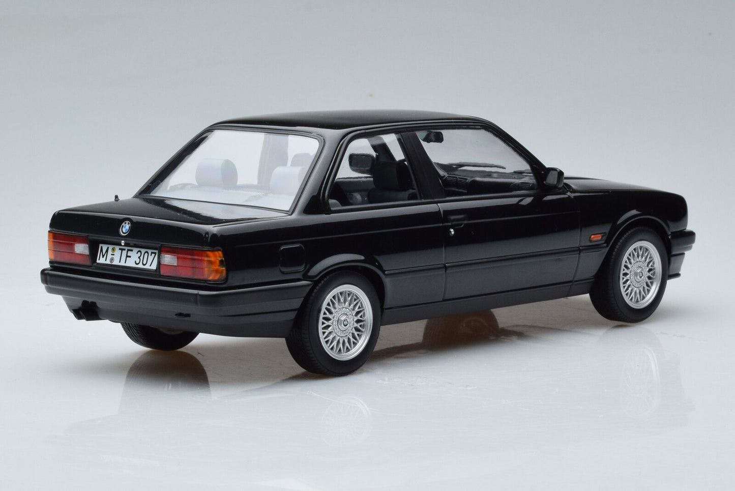 Norev 1988 BMW 325i E30 Coupe Diamond Black Metallic 1:18