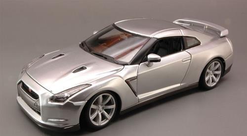 Bburago 2009 NISSAN GT-R (R35) Silver 1:18