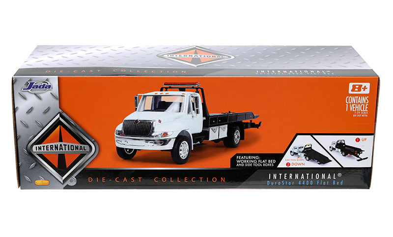 International Durastar 4400 Flatbed Tow Truck 1:24