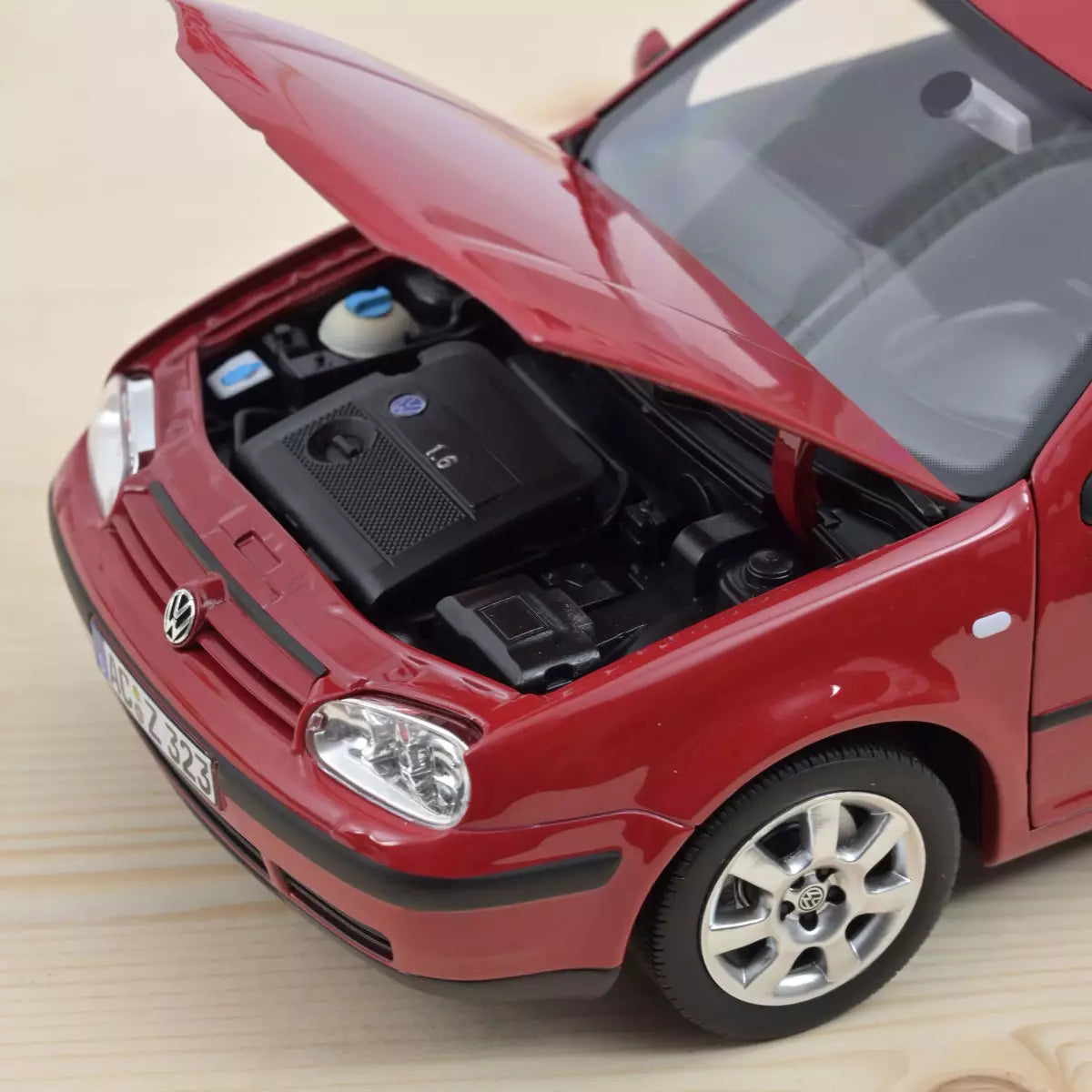 Norev 2002 Volkswagen Golf MK IV Red 1:18